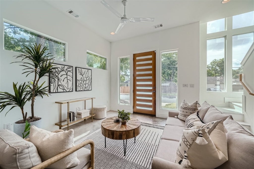 6002 Camino Real Road, Austin