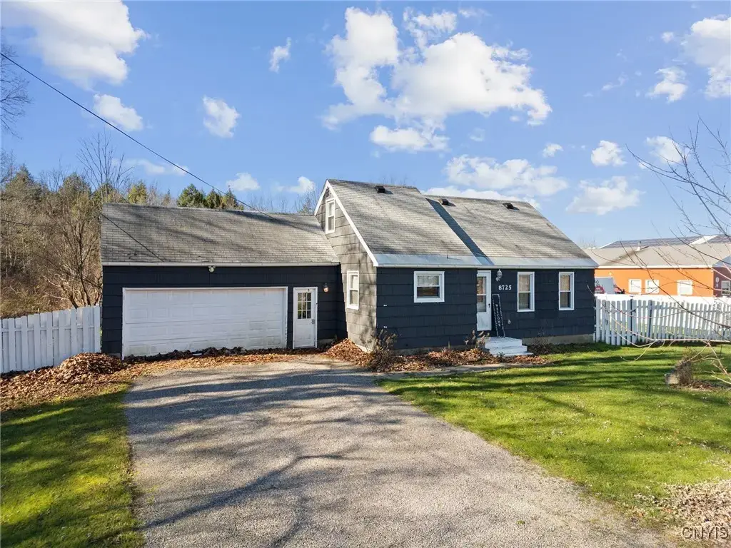 8725 Caughdenoy Road, Clay