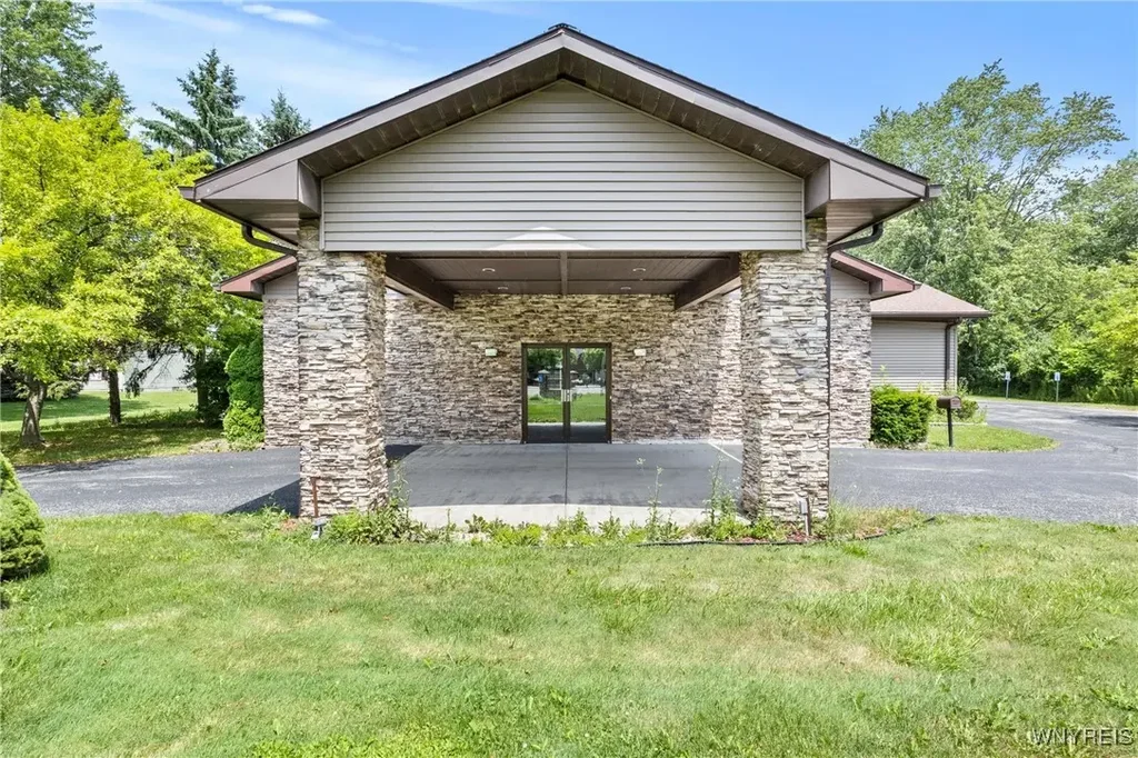 2099 River Road, Wheatfield