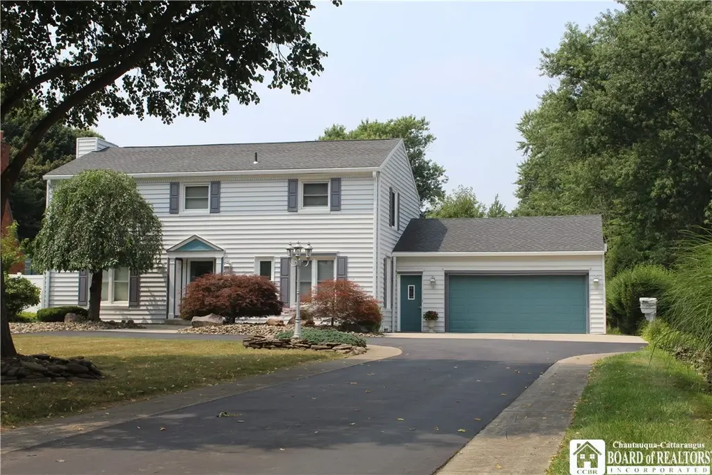 330 Central Avenue, Pomfret