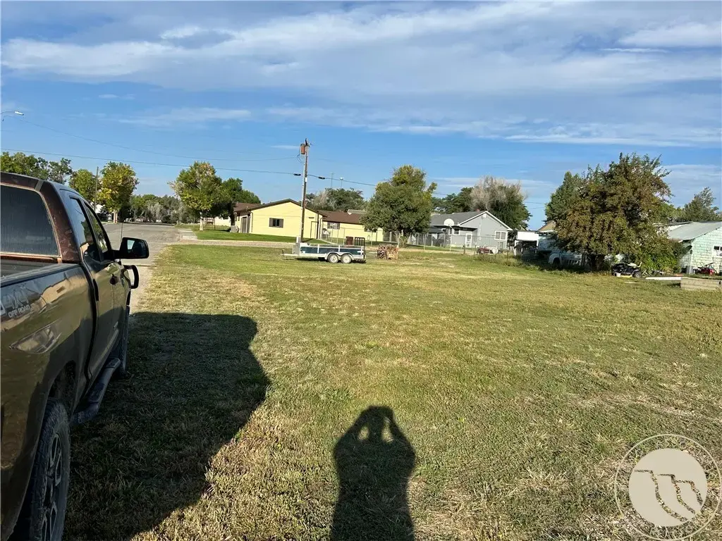 800 W 4th Street, Roundup