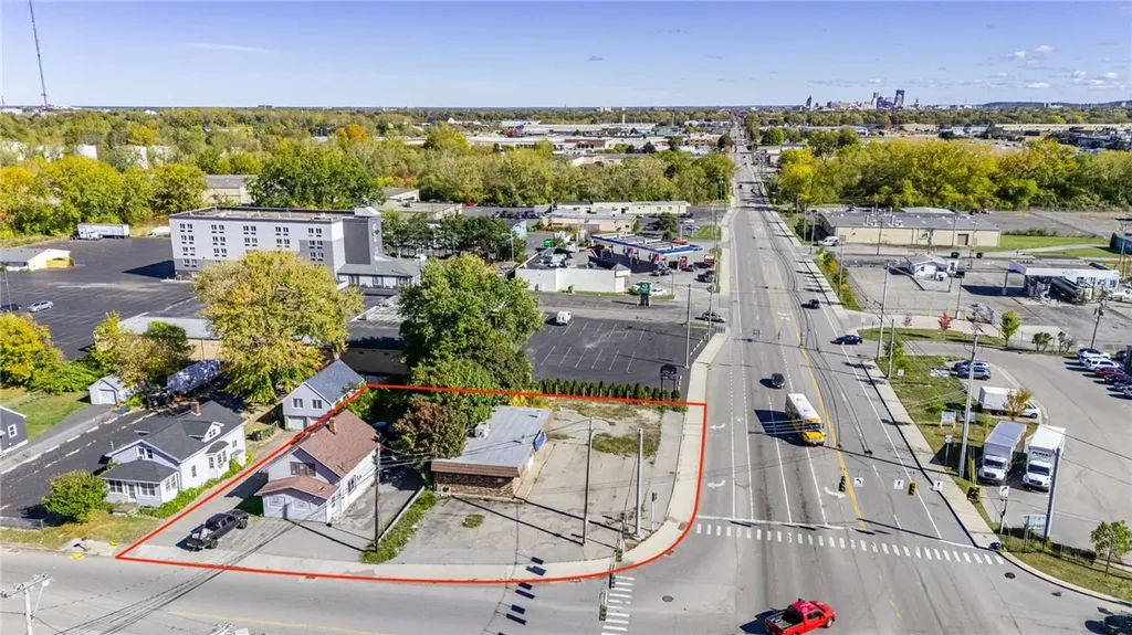 2032 Lyell Avenue, Gates