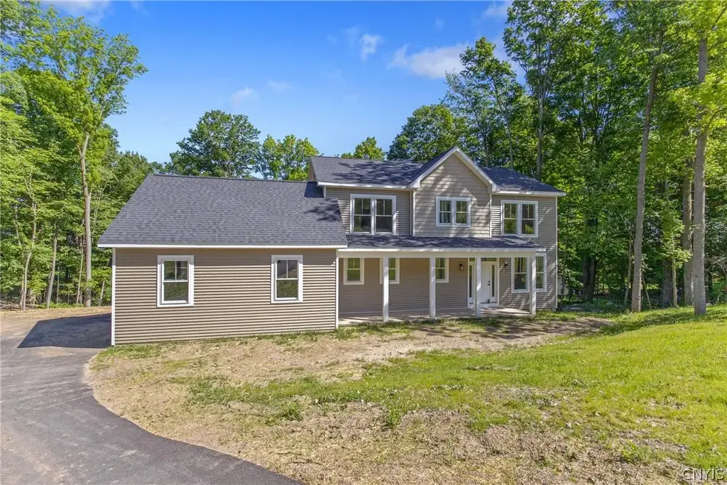 112 Topaz Trail, Camillus