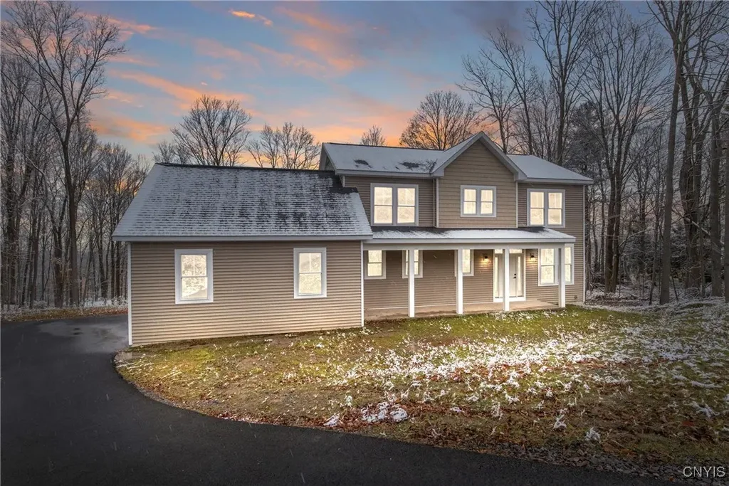 112 Topaz Trail, Camillus