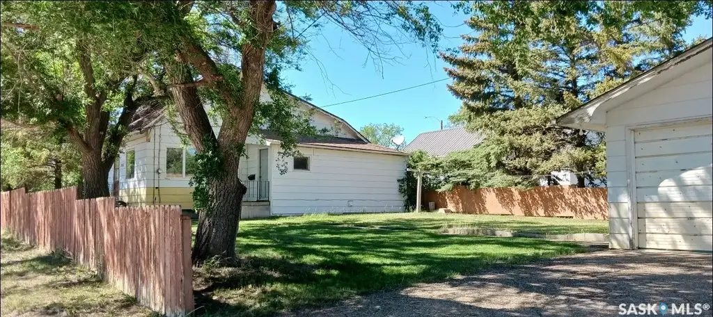 102 1st Avenue E, Coronach