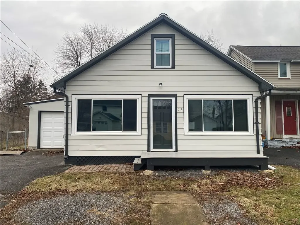 35 2nd Avenue, Greece