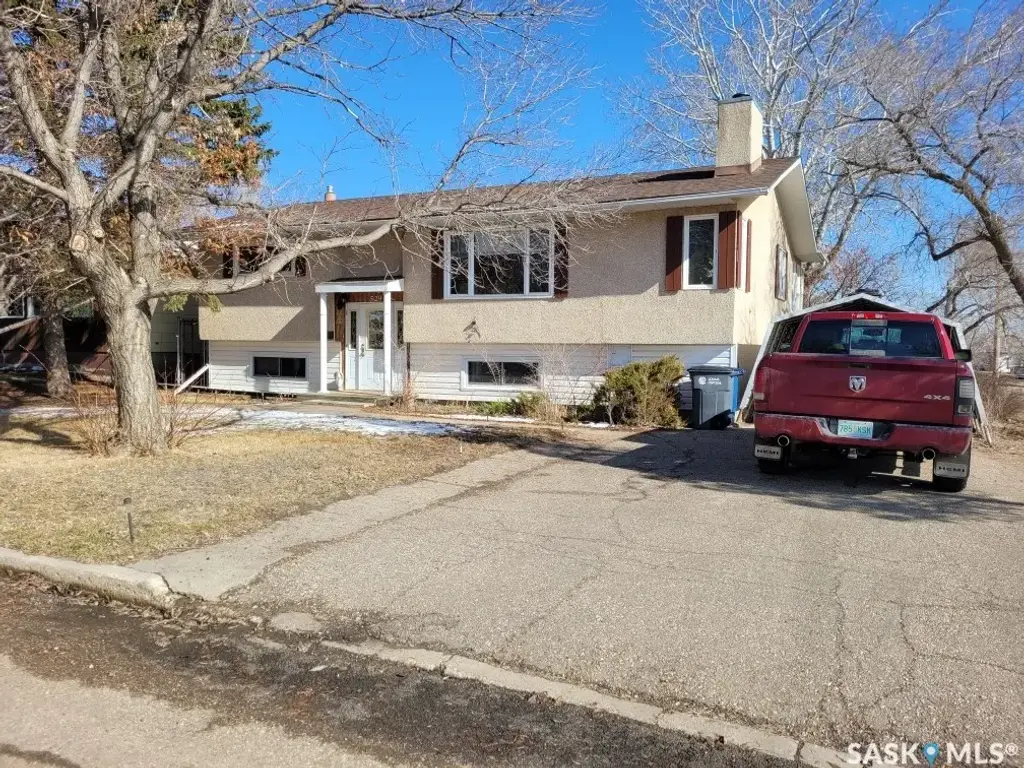 529 6th Avenue E, Assiniboia
