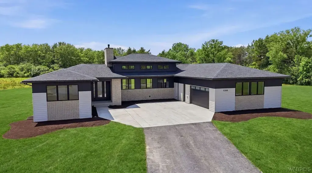 1200 Rice Road, Elma