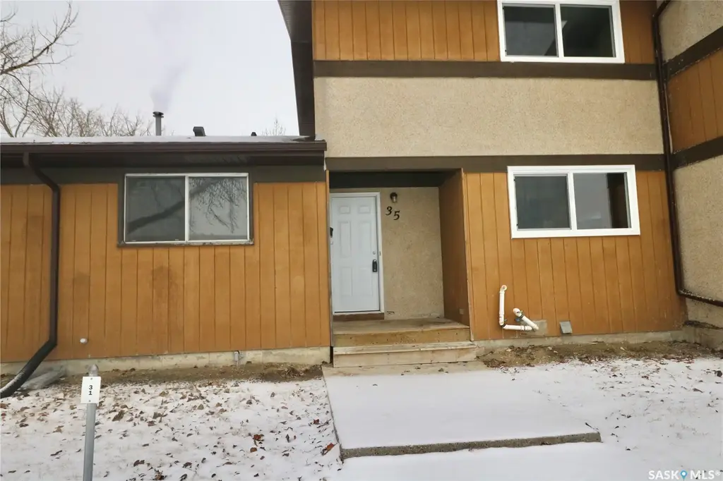 35 Mackenzie Way, Regina