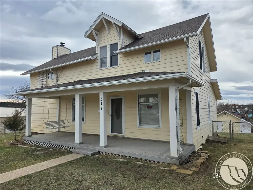 511 3rd Street E, Roundup