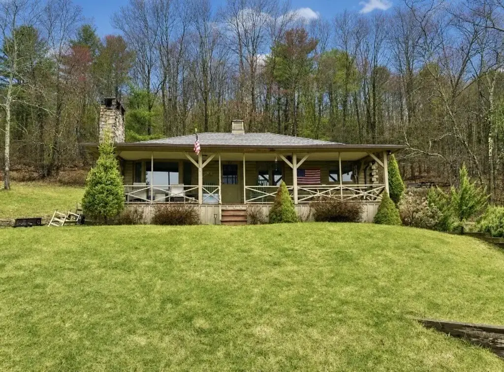 120 Fisher Lane, Afton