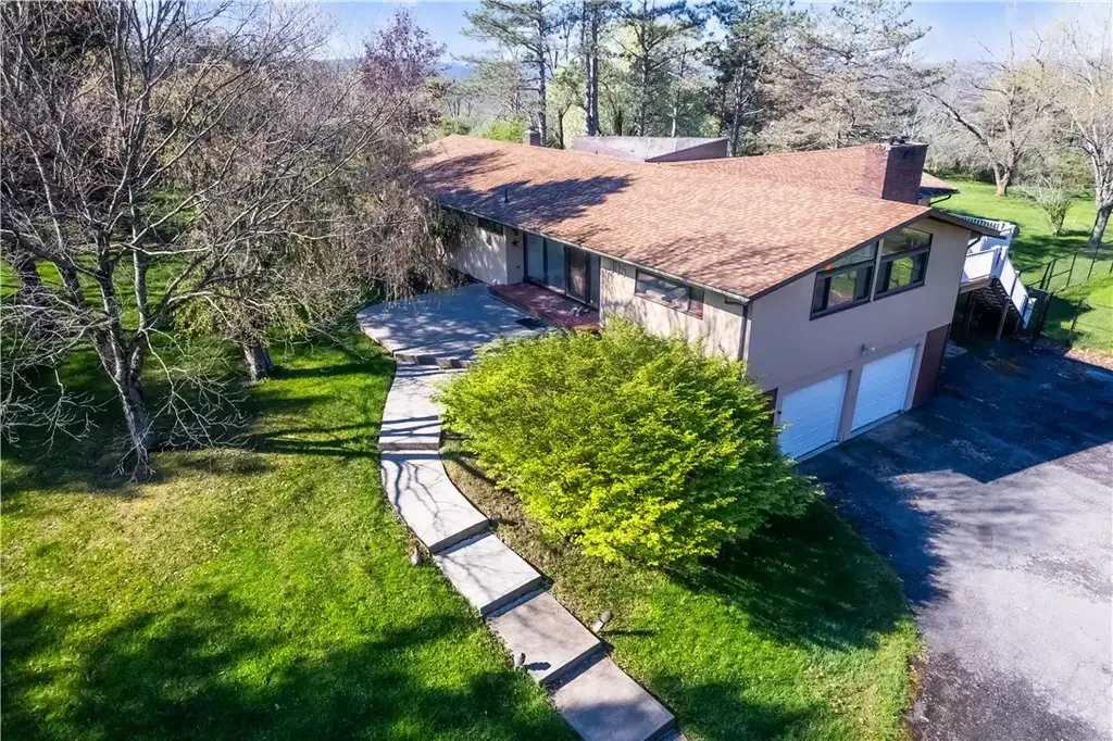 305 Michele Lane, 