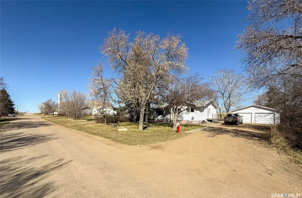 208 1st Street E, Climax