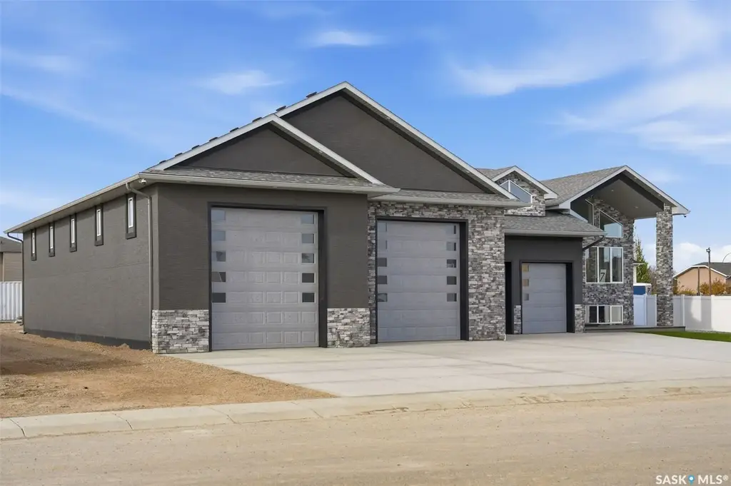 7 Loewen Court, Warman