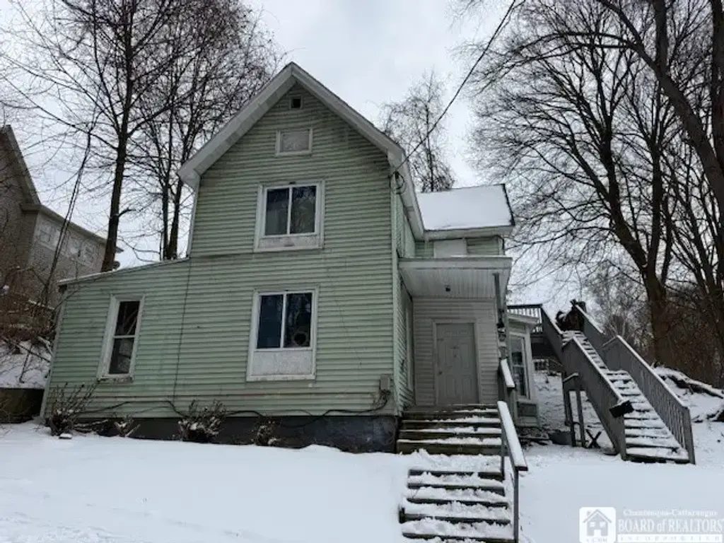438 Winsor Street, Jamestown