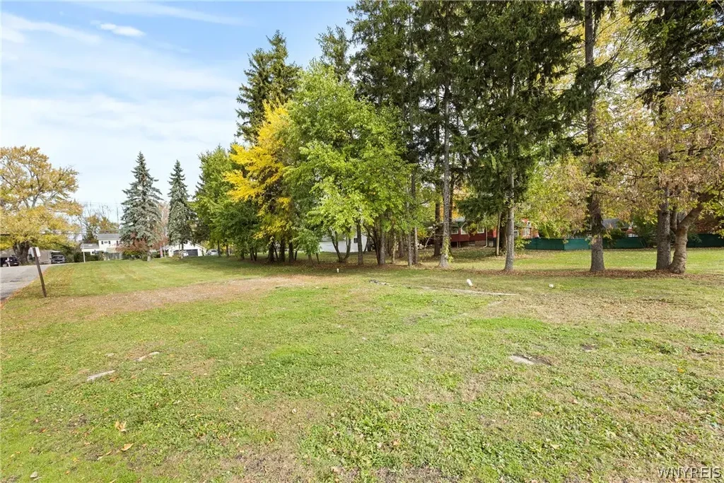 2204 River Road, Wheatfield