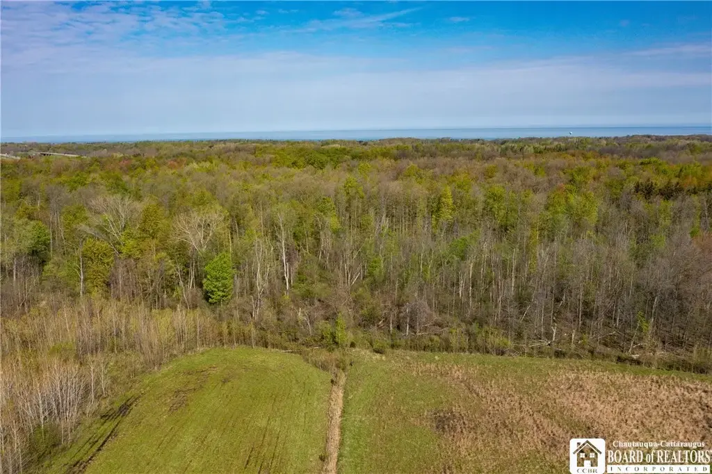 5208 W Main Road, Pomfret