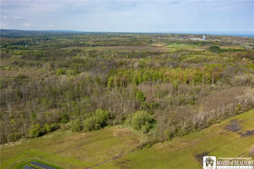 5208 W Main Road, Pomfret