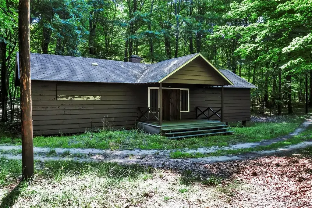 8462 Lake Shore Road, Evans