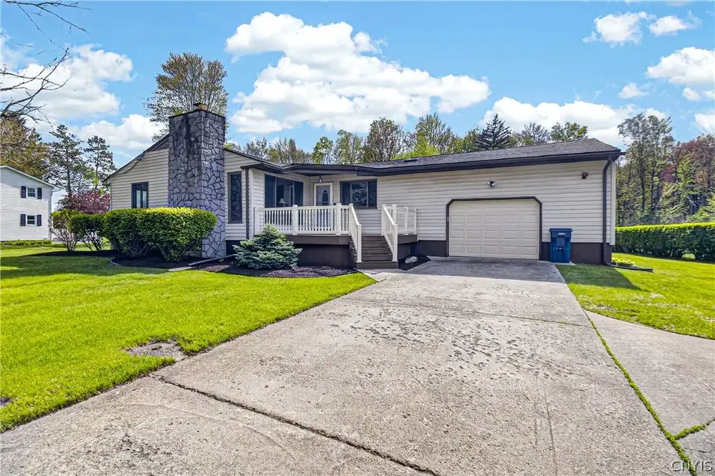 7 Homestead Road W, New Hartford