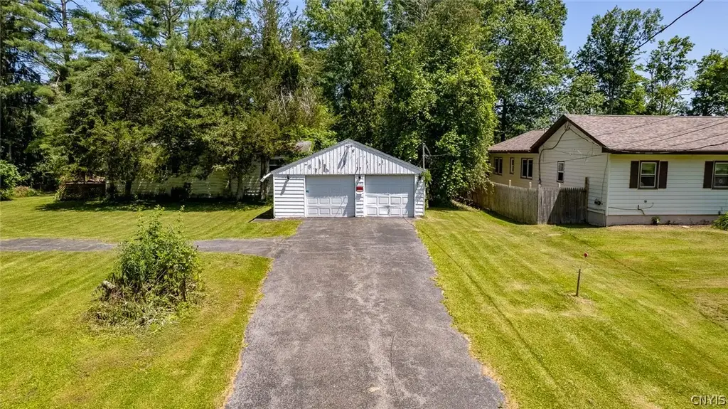 8196 Kneeskern Road, Cicero