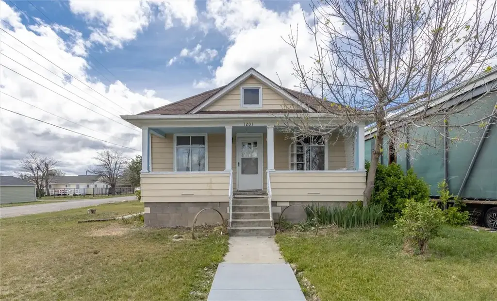 1201 3rd Street W, Roundup