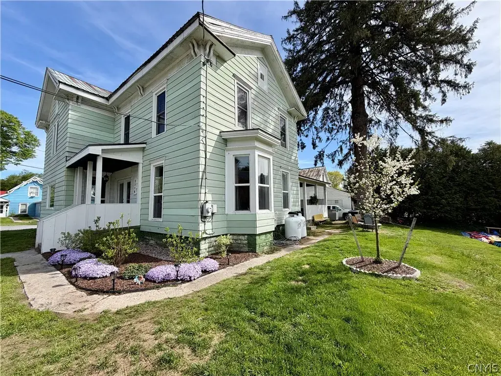 3318 Douglas Street, Leyden