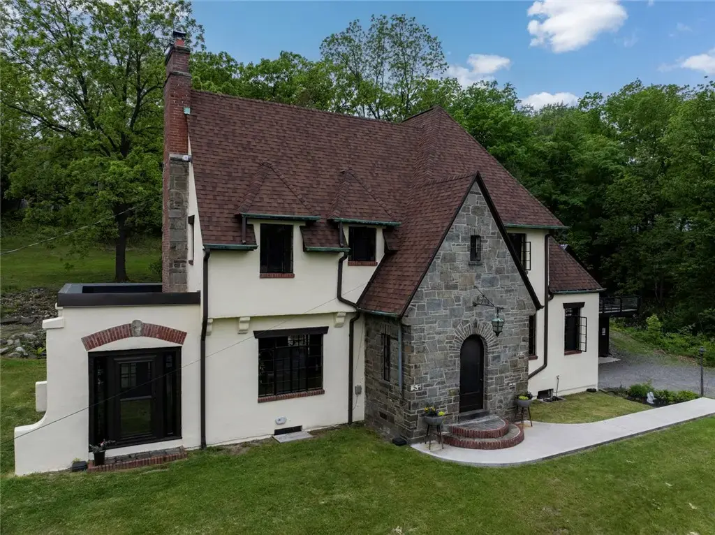 3275 County Road 30, Reading