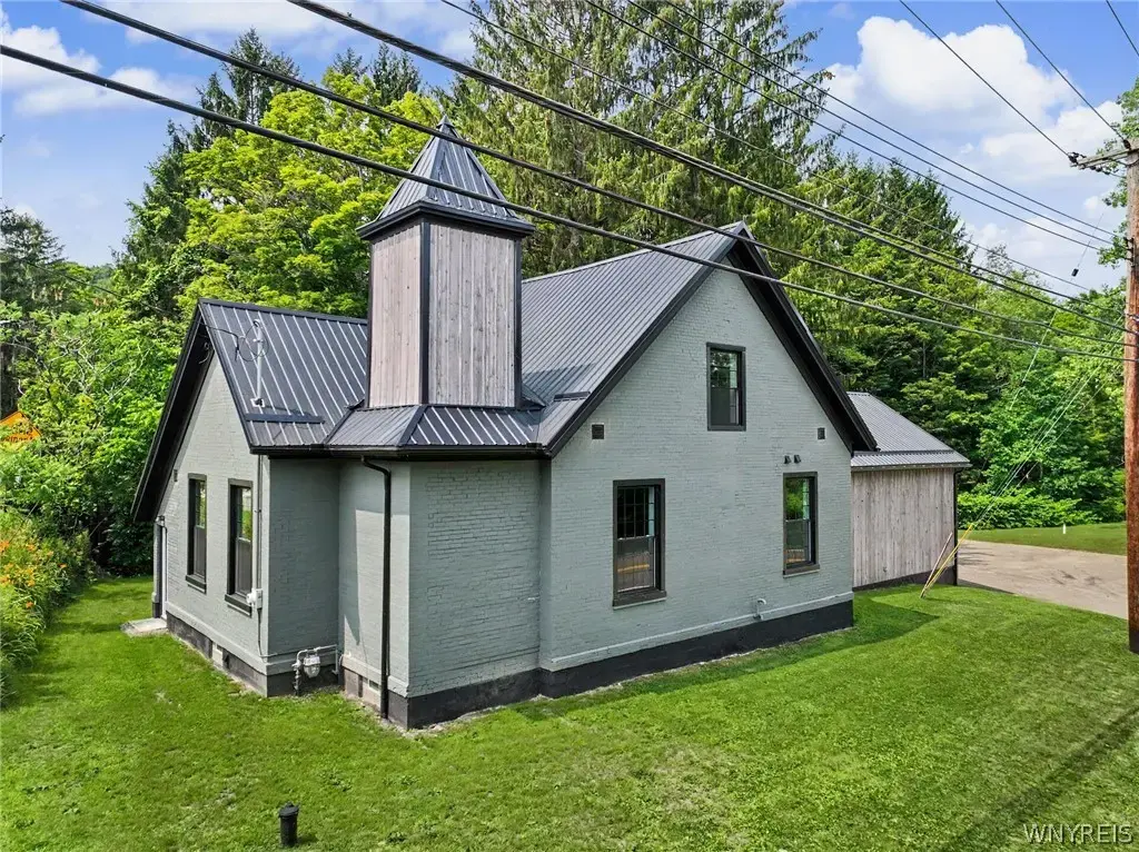 9386 State Road, Colden