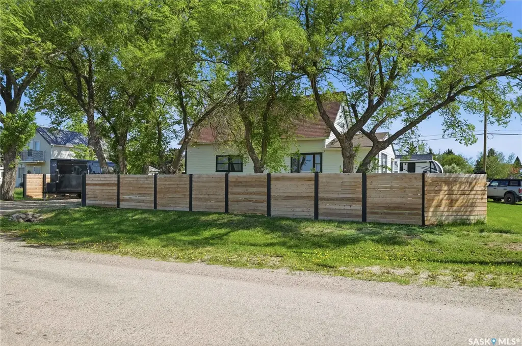 780 Railway Avenue, Elbow