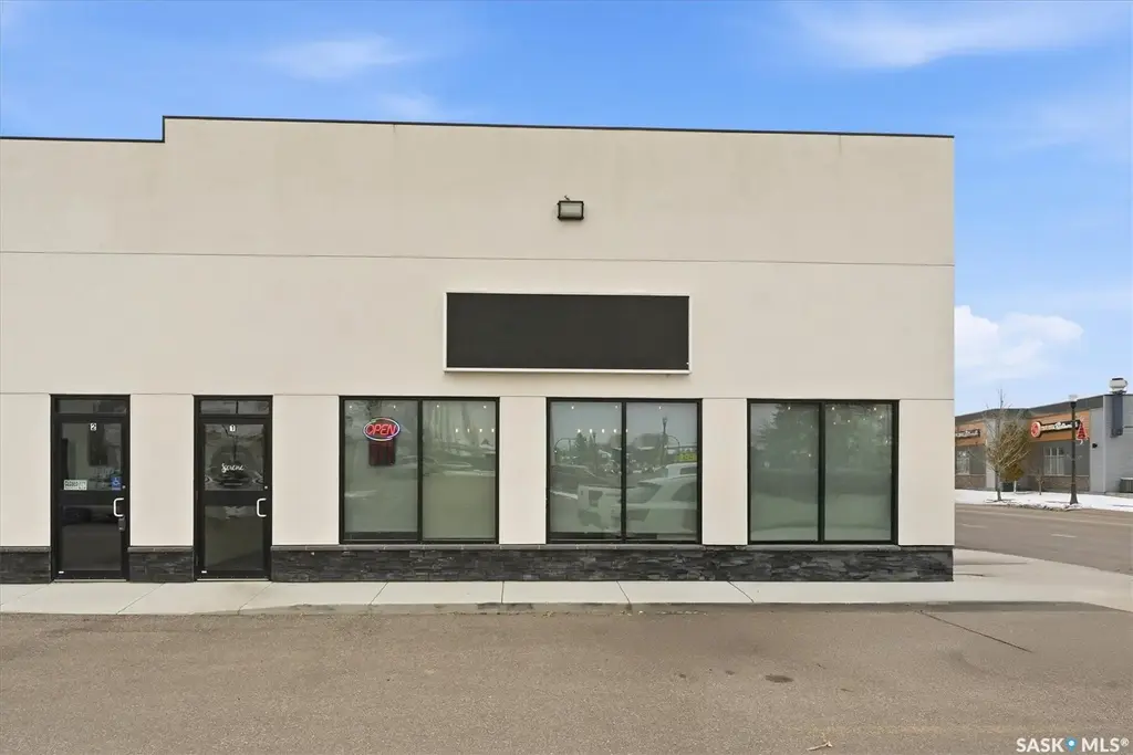 212 Central Street W 4, Warman