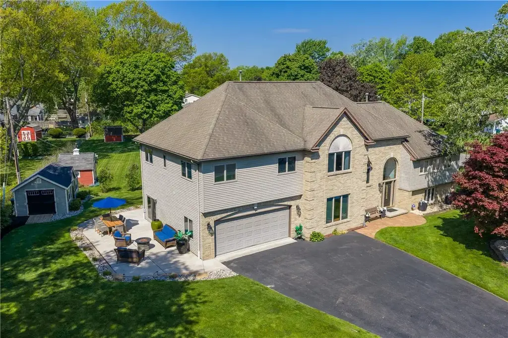 210 Buck Hill Road, Greece