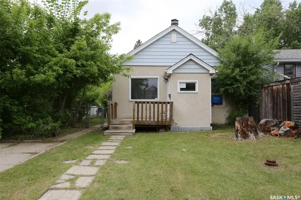 2030 Queen Street, Regina