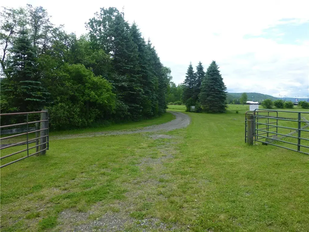 12 Commons Drive, Hartwick