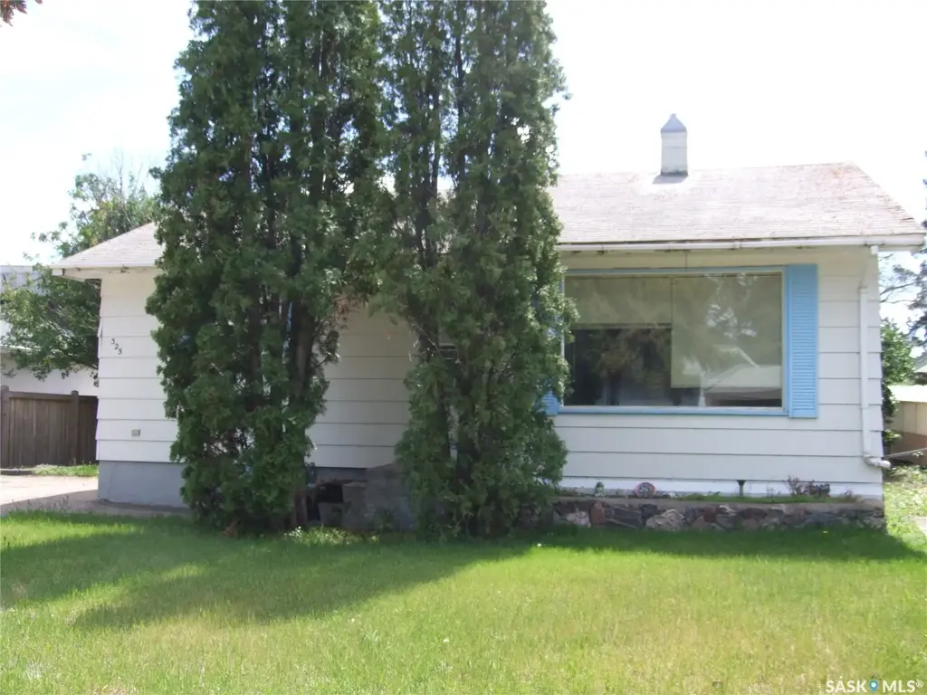 325 3rd Avenue E, Leader