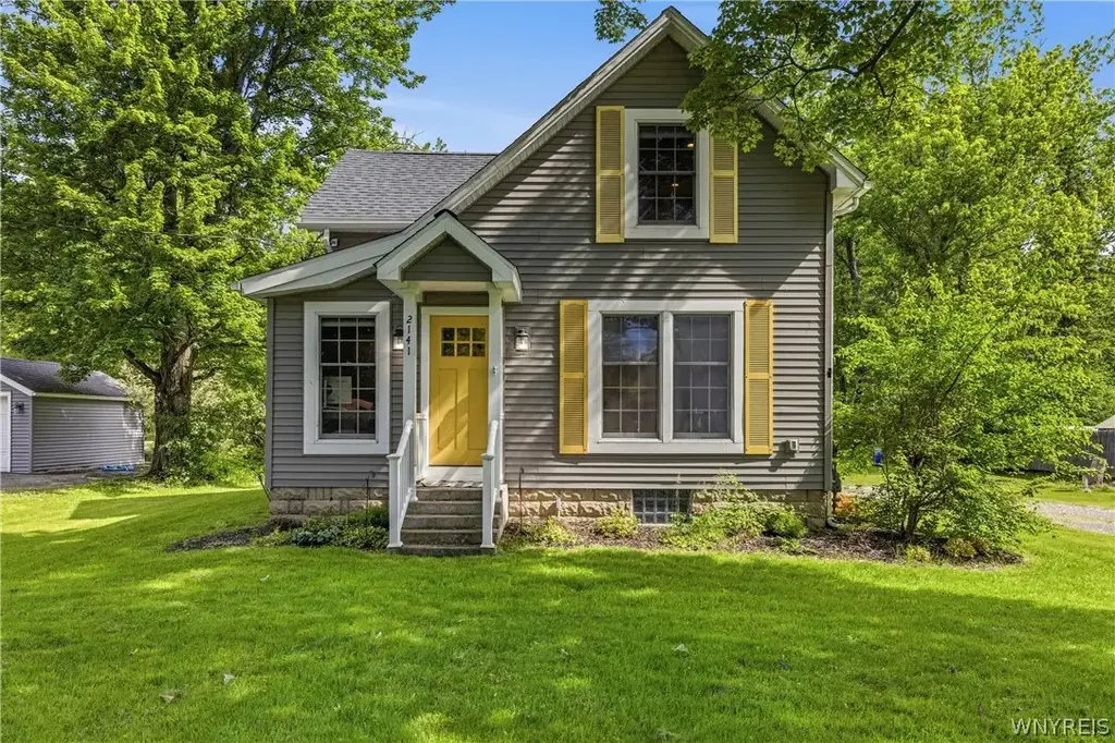 2141 Bullis Road, Elma