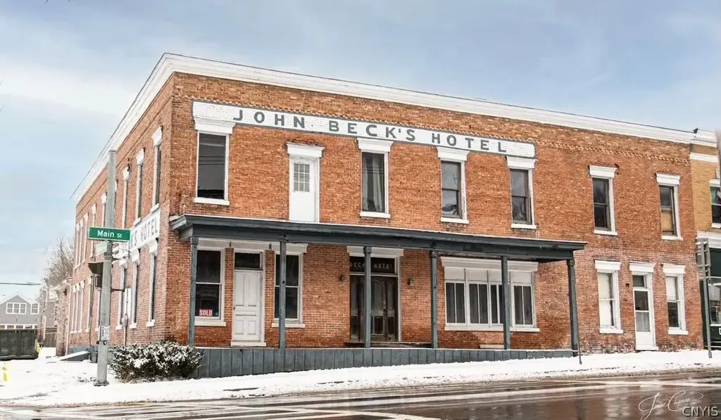 3302 Main Street, Mexico