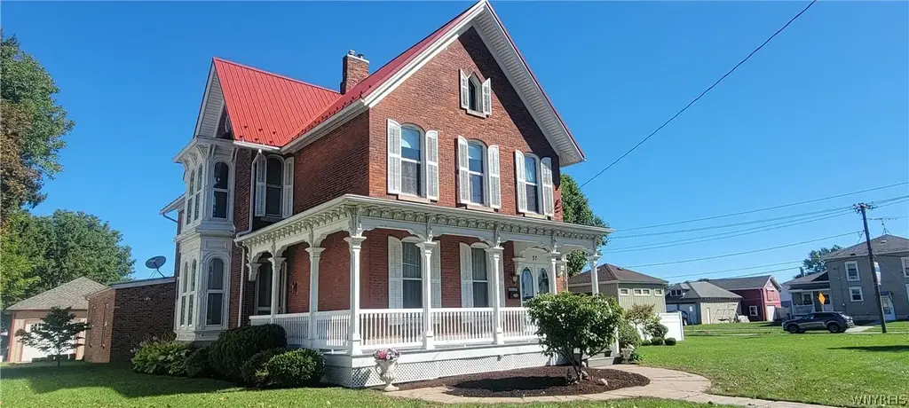 37 State Street, Royalton