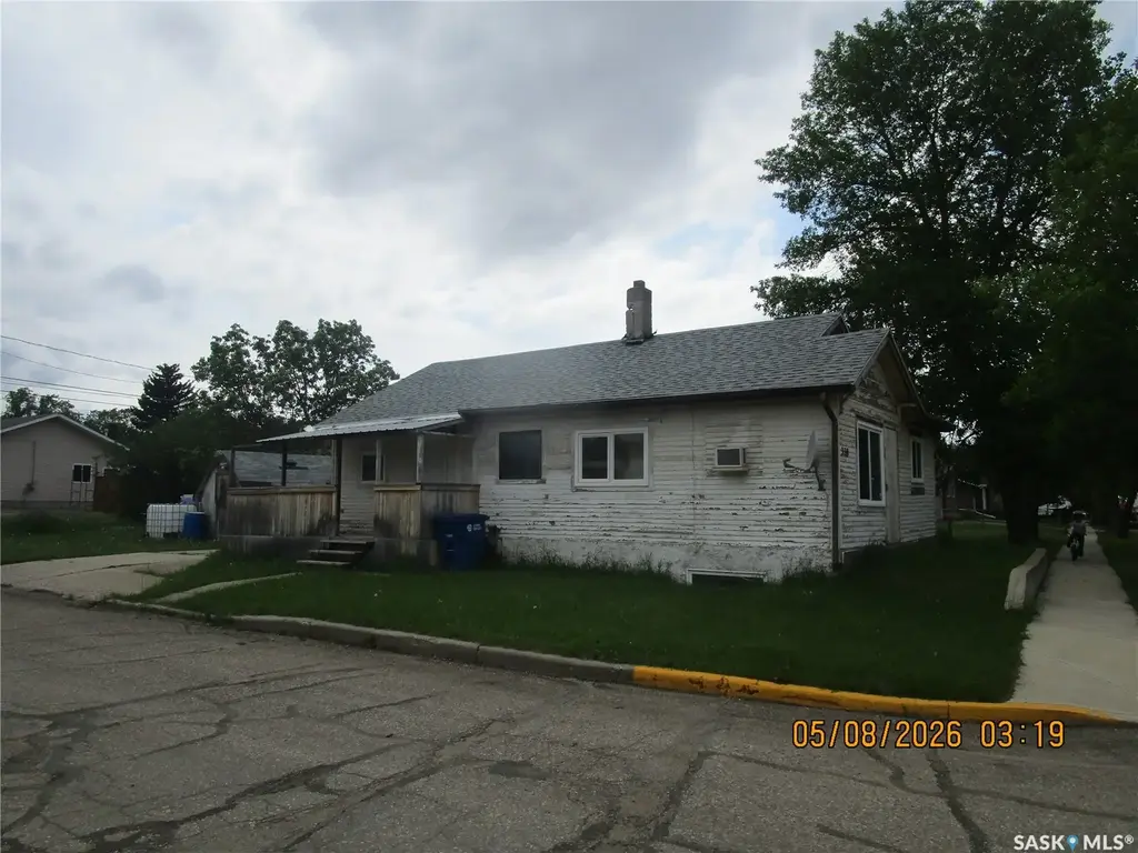 330 2nd Avenue E, Assiniboia