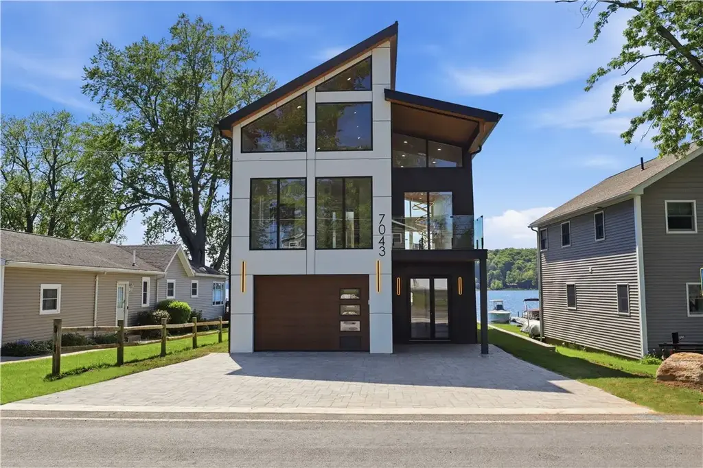 7043 Lake Bluff Road, Huron