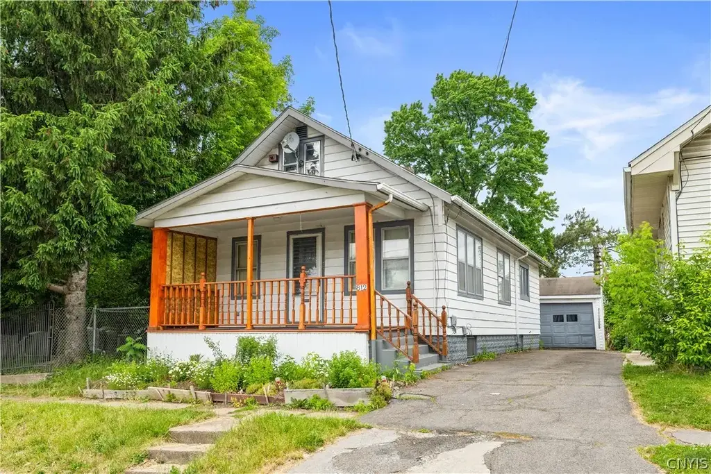 812 Watson Place, Utica