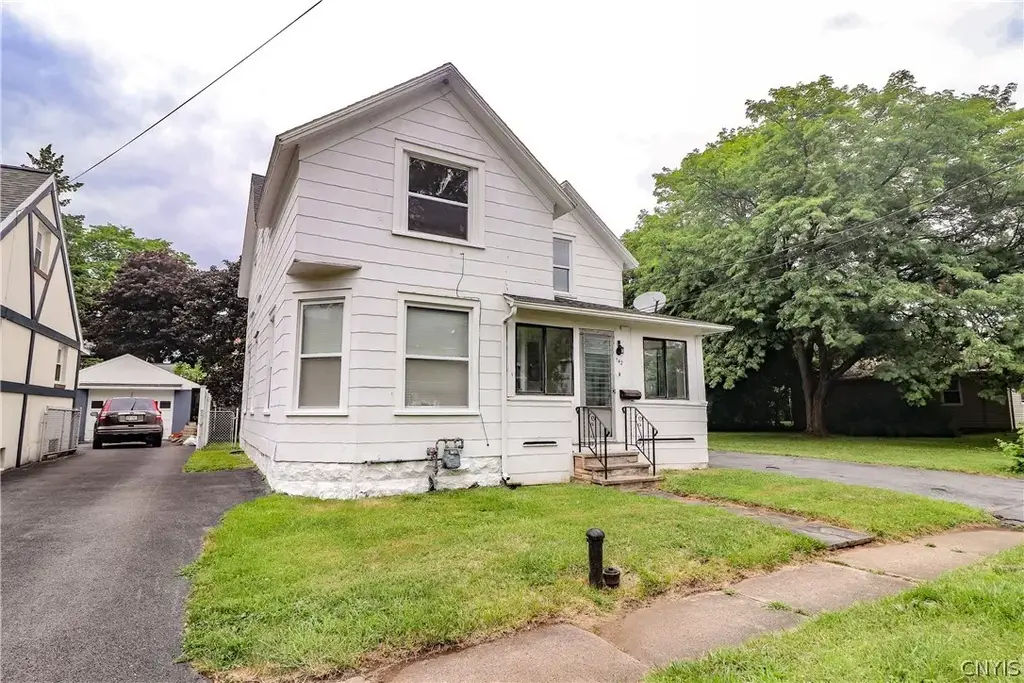 142 Warrington Road West, Syracuse