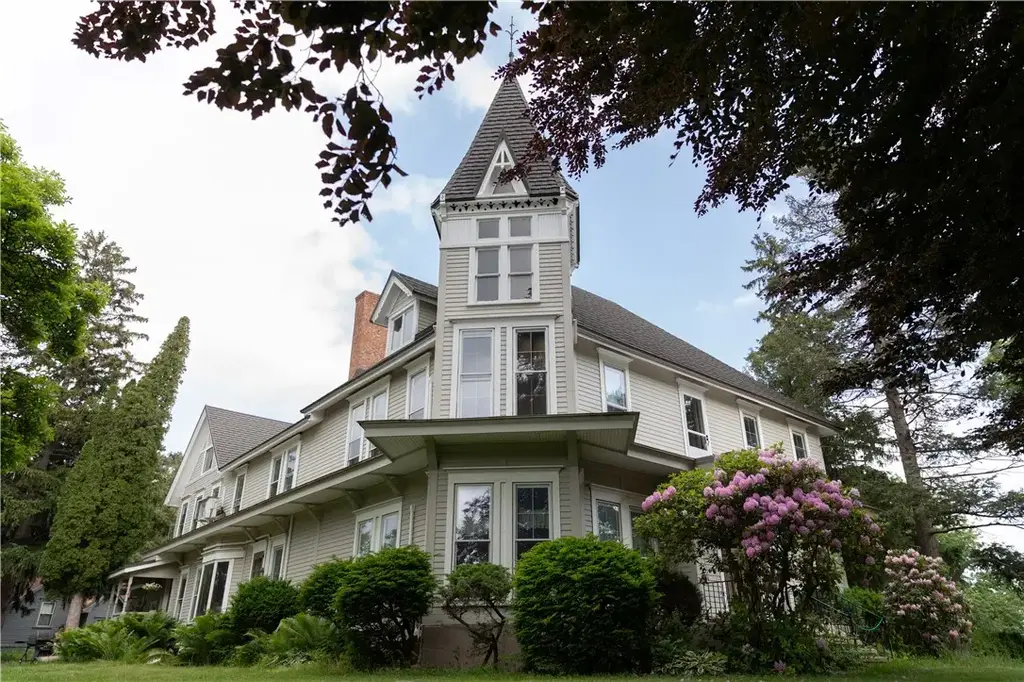 336 County Line Road, Hamlin
