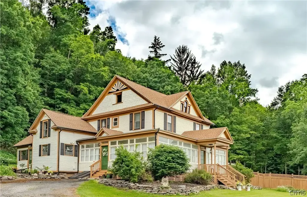 8806 State Route 5, Manlius