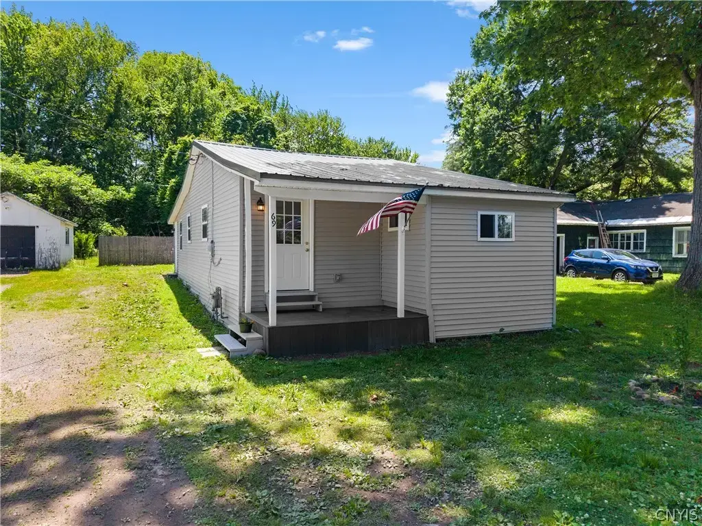 69 Larned Road, Schroeppel
