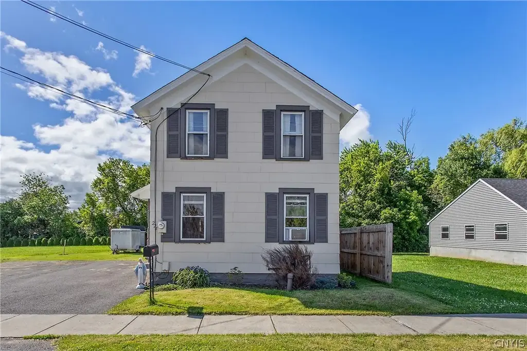 224 E 1st Street, DeWitt