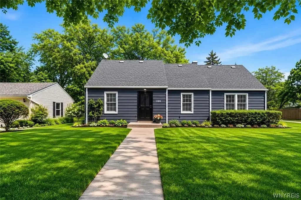 180 Royal Parkway W, Amherst