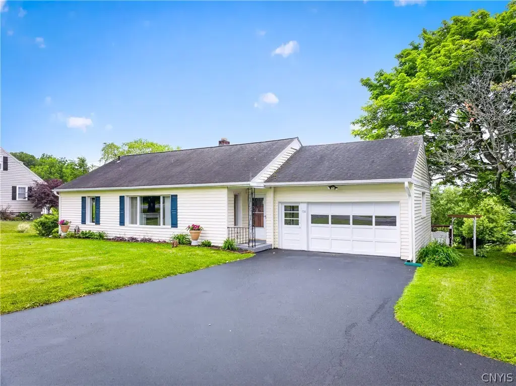 514 Higby Road, New Hartford