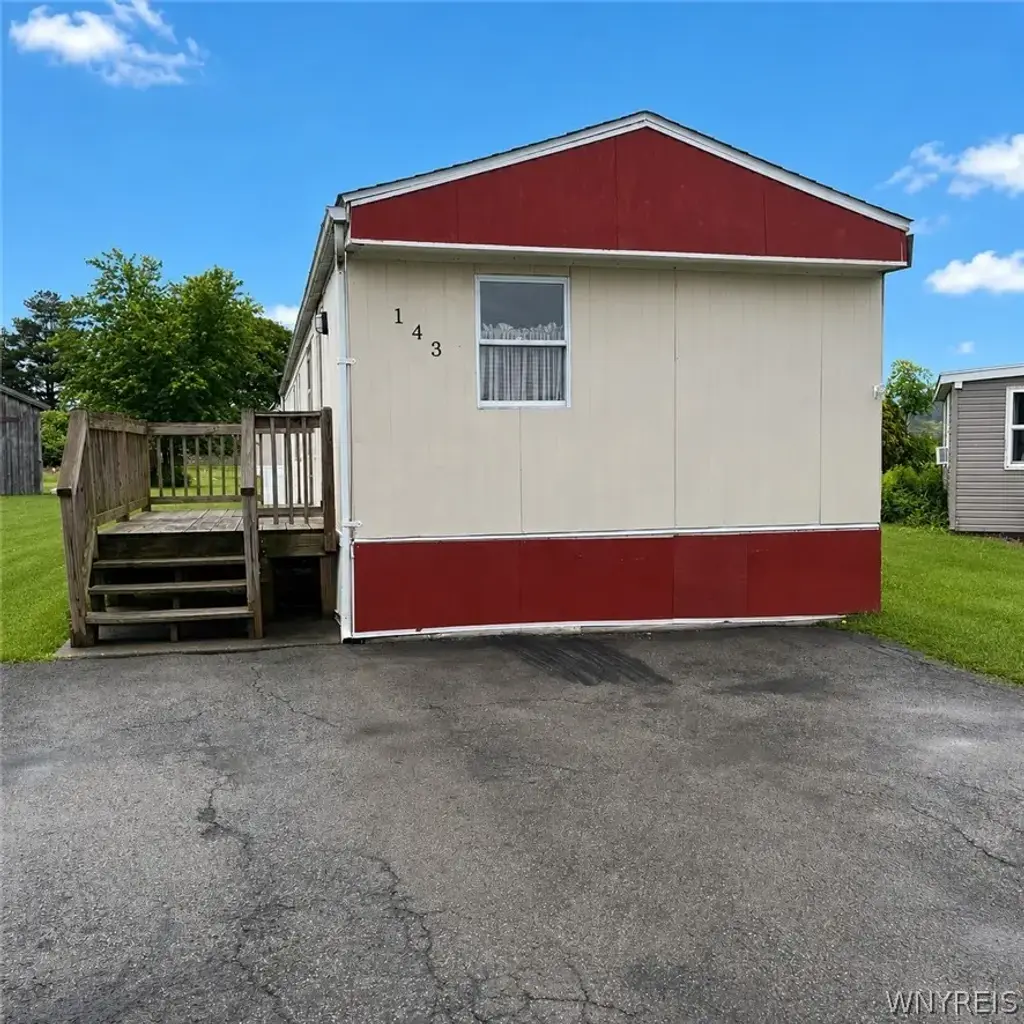 143 Del Court E, Lockport Town
