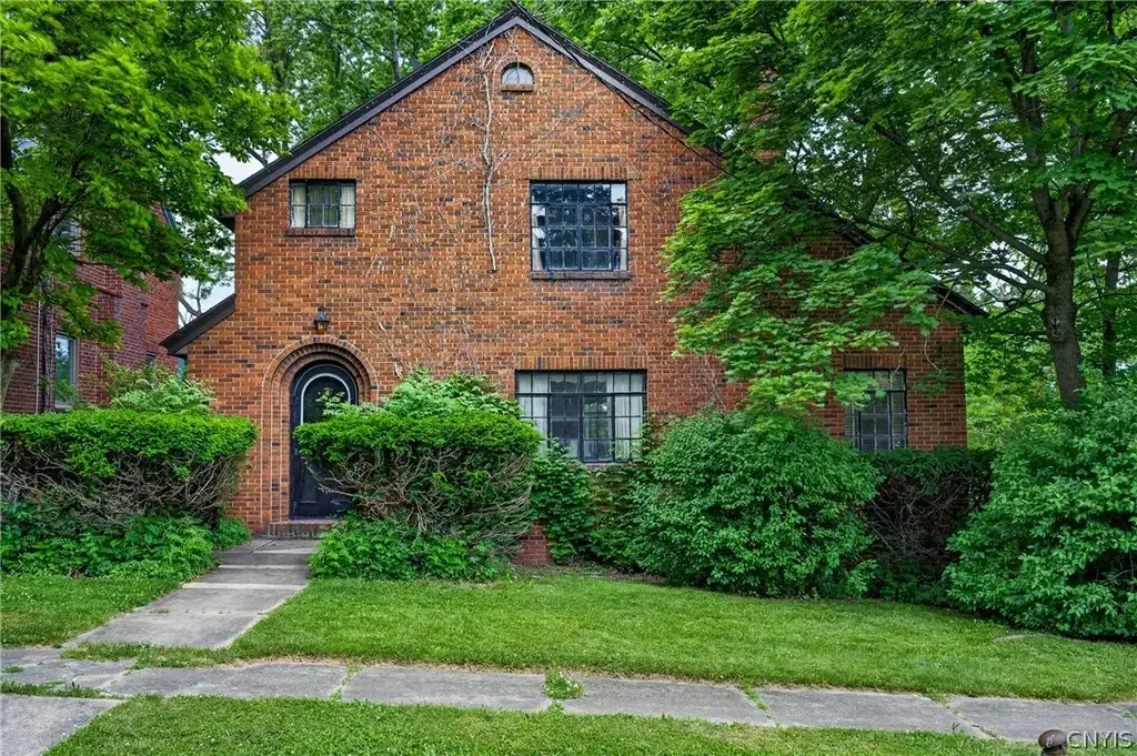 307 Demong Dr, Syracuse